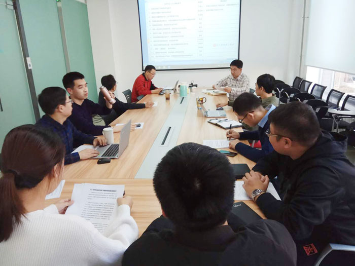 党支部书记莫成钢会上领读.jpg