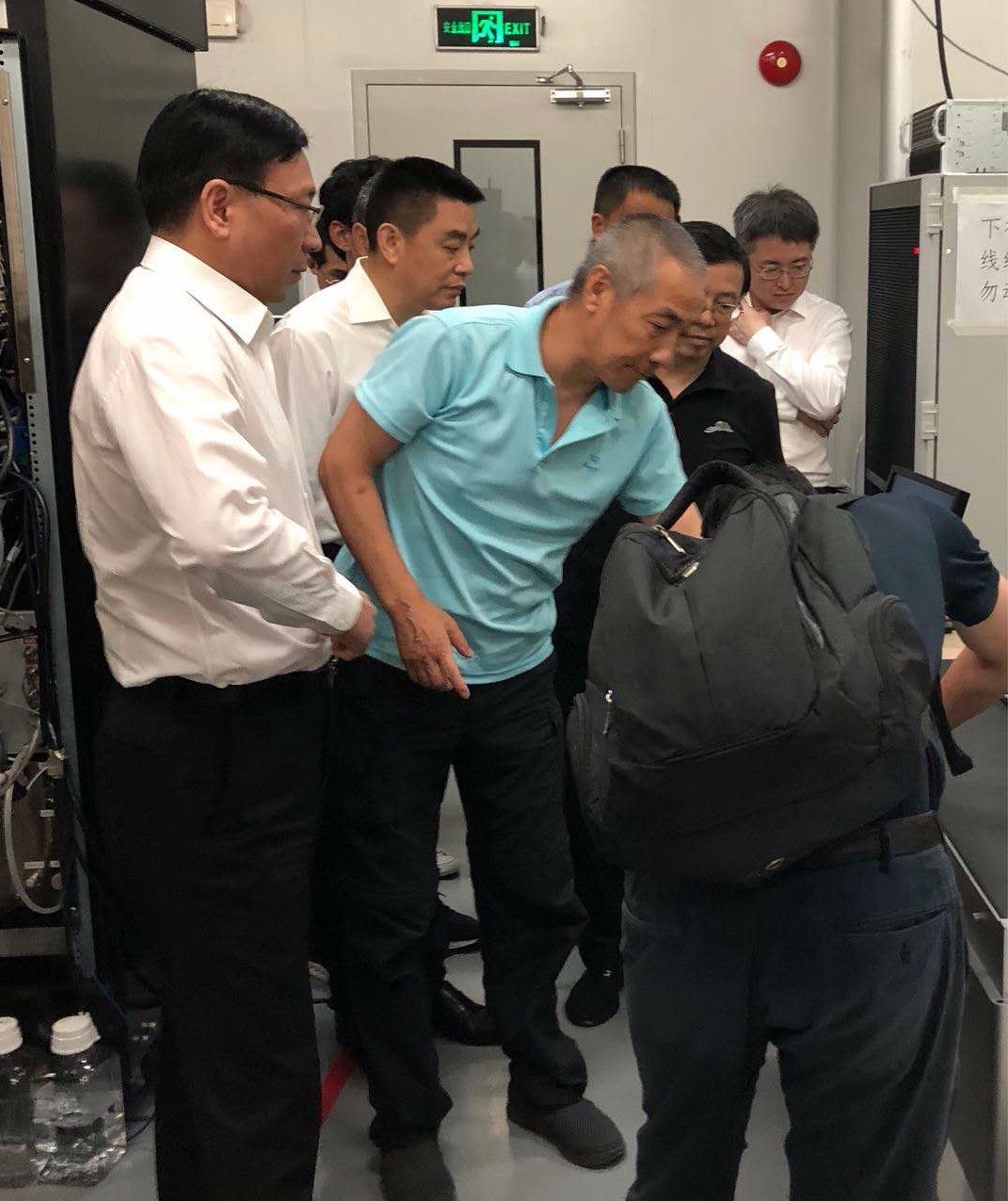 2018.4.4深圳市长在客户现场参观样机.jpg