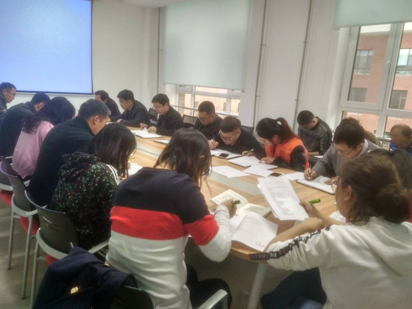 2018年10月长光华大及长光辰英联合党支部召开了关于“加强支部建设，助力公司创业发展”为主题的党课学习.jpg