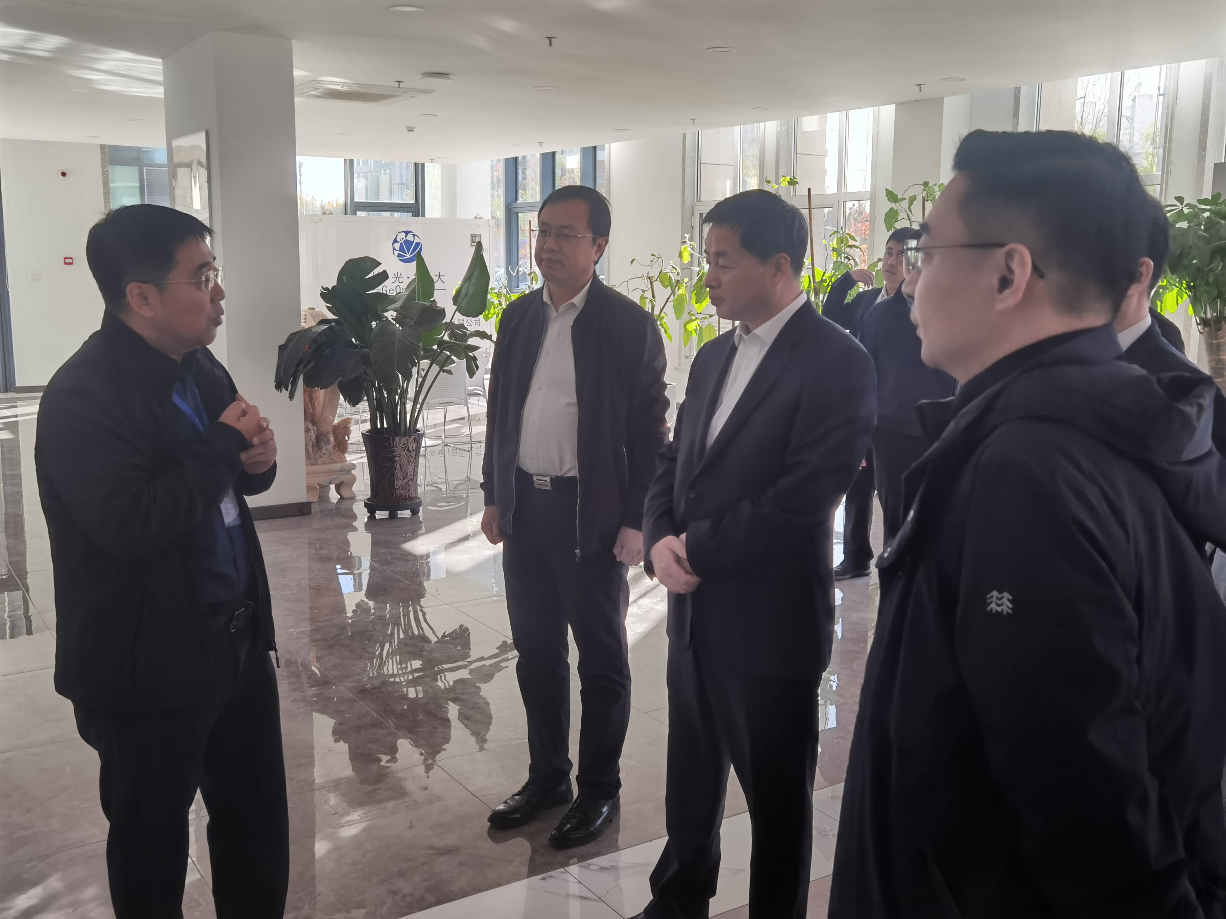 中国电信集团有限公司党组书记、董事长柯瑞文，科技部火炬中心原主任、二级研究员贾敬敦到长光华大参观