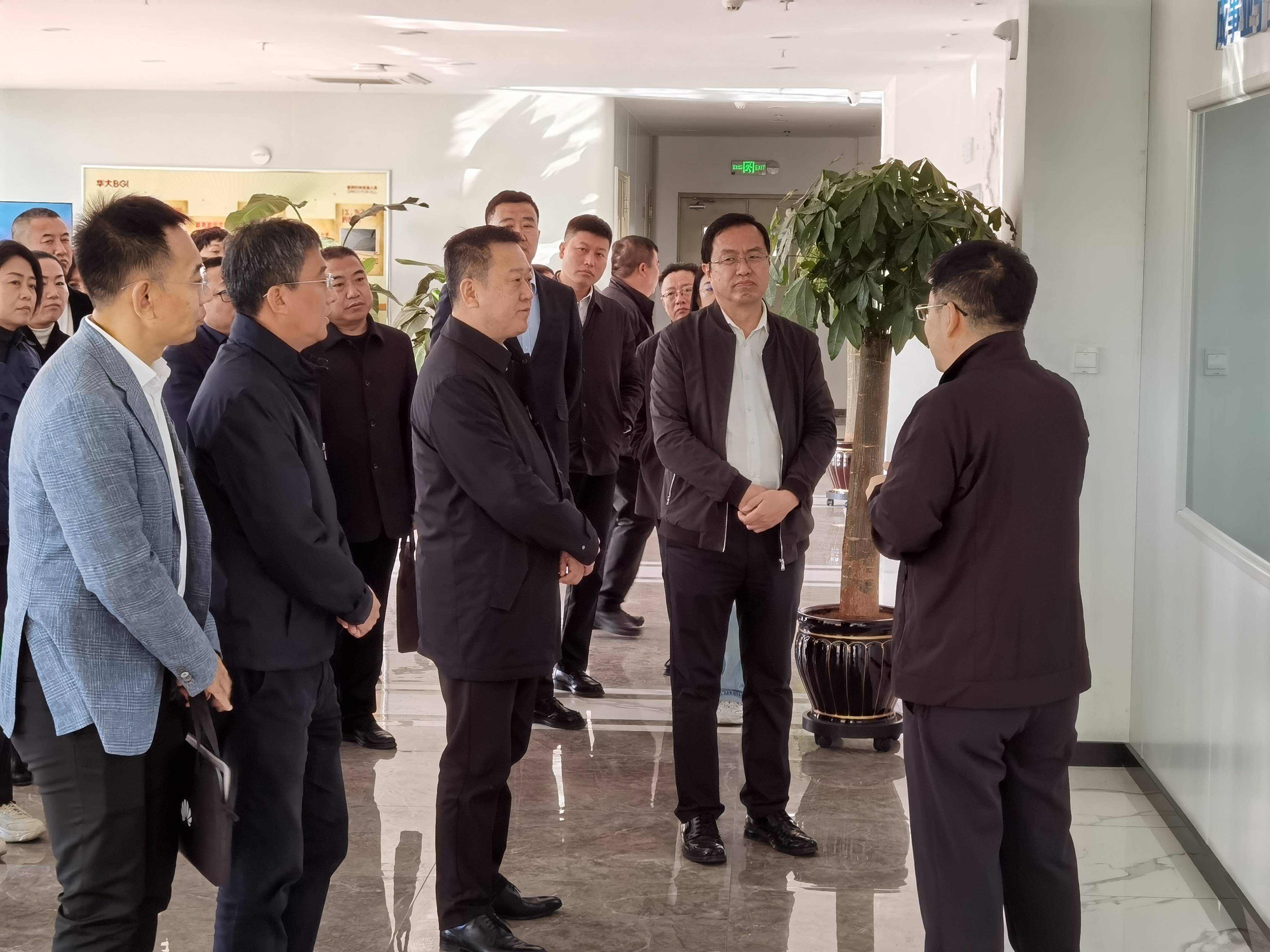 吉林省科技厅厅长李岩，吉林市委常委、副市长武中旭，长春市产业发展研究院院长李雪飞到长光华大参观
